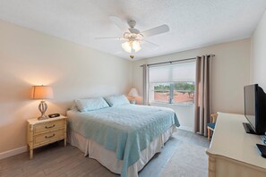 2 bedrooms, iron/ironing board, free WiFi, bed sheets - Great Siesta Key Location! Short Walk to the Beach, Shopping & Dining and more! VH302B (Siesta Key)