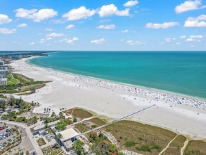 Beach nearby, sun-loungers, beach towels - Great Siesta Key Location! Short Walk to the Beach, Shopping & Dining and more! VH302B (Siesta Key)