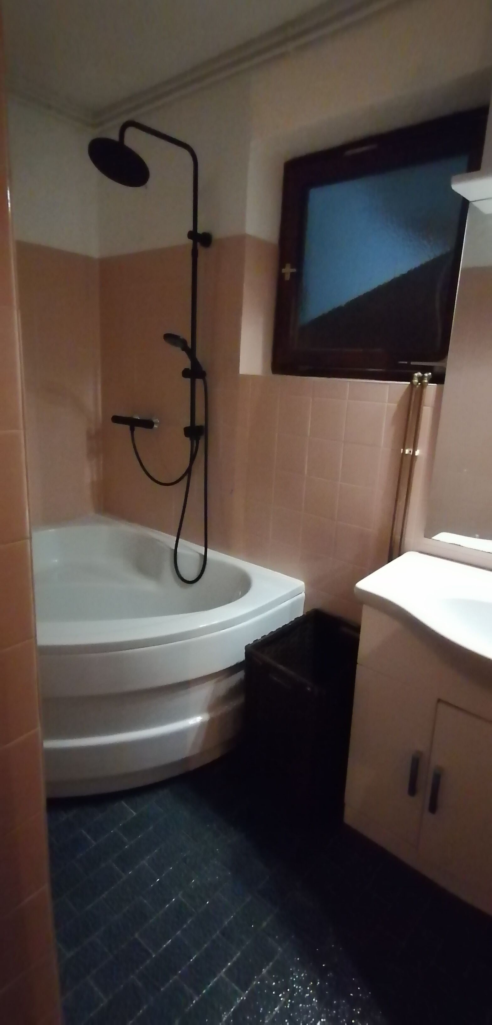 Un baño con bañera, ducha, inodoro y lavamanos.