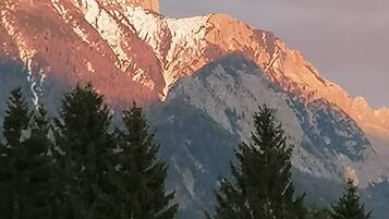 Cordillera de montañas con un pico destacado y una torre en la cima.