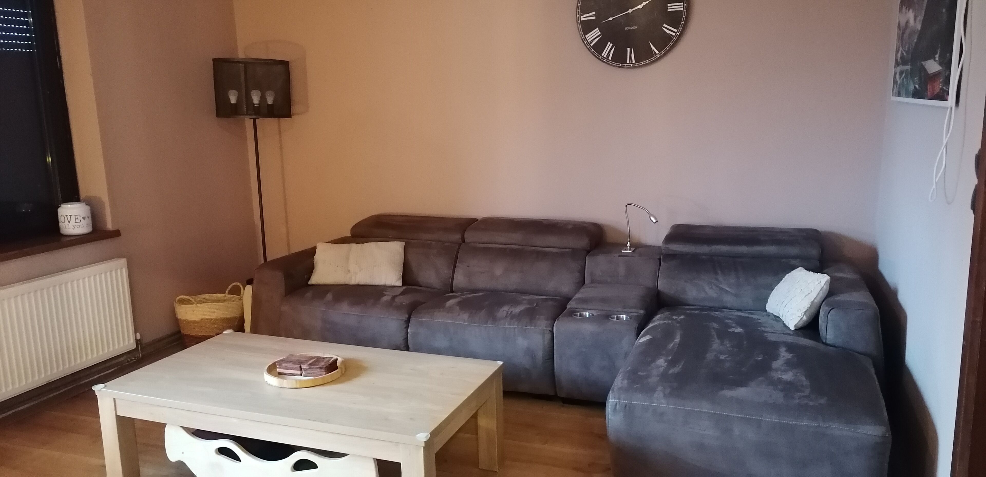 Een smart-tv, een open haard, videogames en boeken