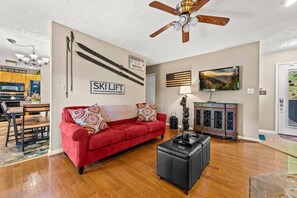 Télévision, cheminée, baby-foot