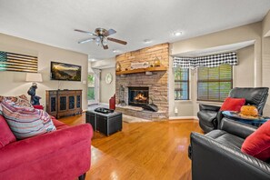 電視、壁爐、足球機