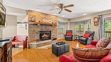 Télévision, cheminée, baby-foot