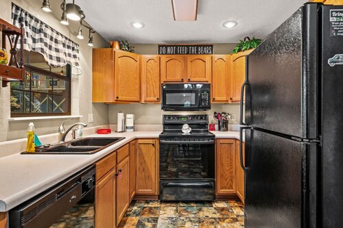 Bear Den Retreat: 2BR Resort Cabin w/MTN Views! Hot Tub*Games