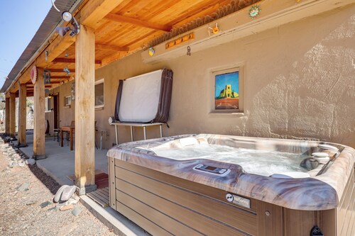 Artsy Studio w/ Patio: 25 Mi to Santa Fe