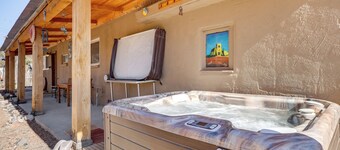 Artsy Studio w/ Patio: 25 Mi to Santa Fe