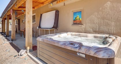 Artsy Studio w/ Patio: 25 Mi to Santa Fe