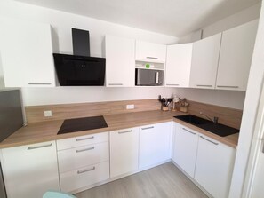 Fridge, microwave, stovetop, dishwasher