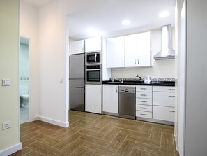 Fridge, microwave, oven, dishwasher - Renovated apartment with parking, WiFi, air conditioning, 5 min from the beach (Málaga-Churriana)