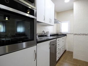 Kühlschrank, Mikrowelle, Ofen, Geschirrspüler