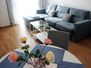 TV - Modern 1-bedroom apartment with pool, parking, and Wi-Fi in Málaga center (Málaga)