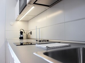 Kylskåp, mikrovågsugn, kaffe- och tebryggare och brödrost