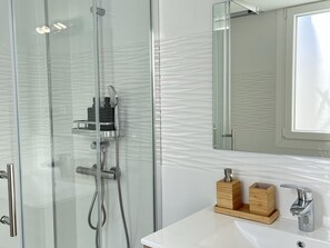 Hair dryer, towels - Modern duplex 2 beds, terrace, Wi-Fi, air conditioning in Malaga (Málaga)
