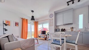 Un apartamento moderno con sala de estar, comedor y cocina.