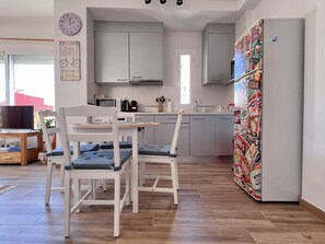 Kühlschrank, Mikrowelle, Ofen, Wasserkocher mit Kaffee-/Teezubehör