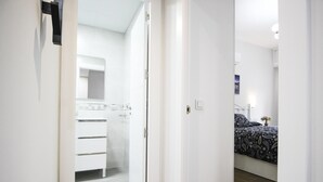 1 bedroom, free WiFi, bed sheets - Renovated 1-bedroom apartment near the beach with parking & air conditioning in Málaga (Málaga)