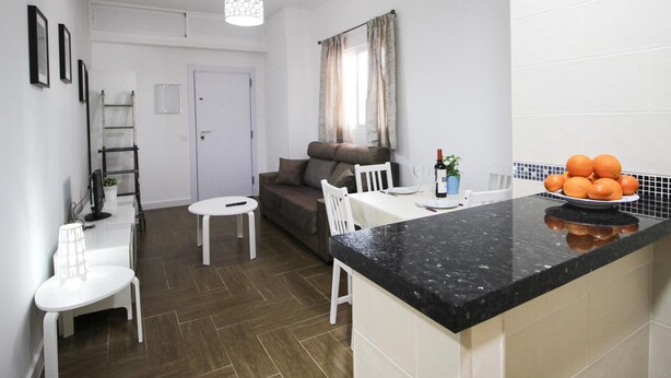 TV - Renovated 1-bedroom apartment near the beach with parking & air conditioning in Málaga (Málaga)