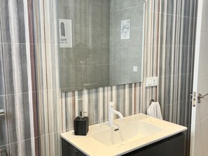 Hair dryer, towels - Spacious new home, 3 bedrooms, near center and beach, parking, WIFI, air conditioning (Málaga)