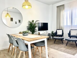 Dining - Spacious new home, 3 bedrooms, near center and beach, parking, WIFI, air conditioning (Málaga)