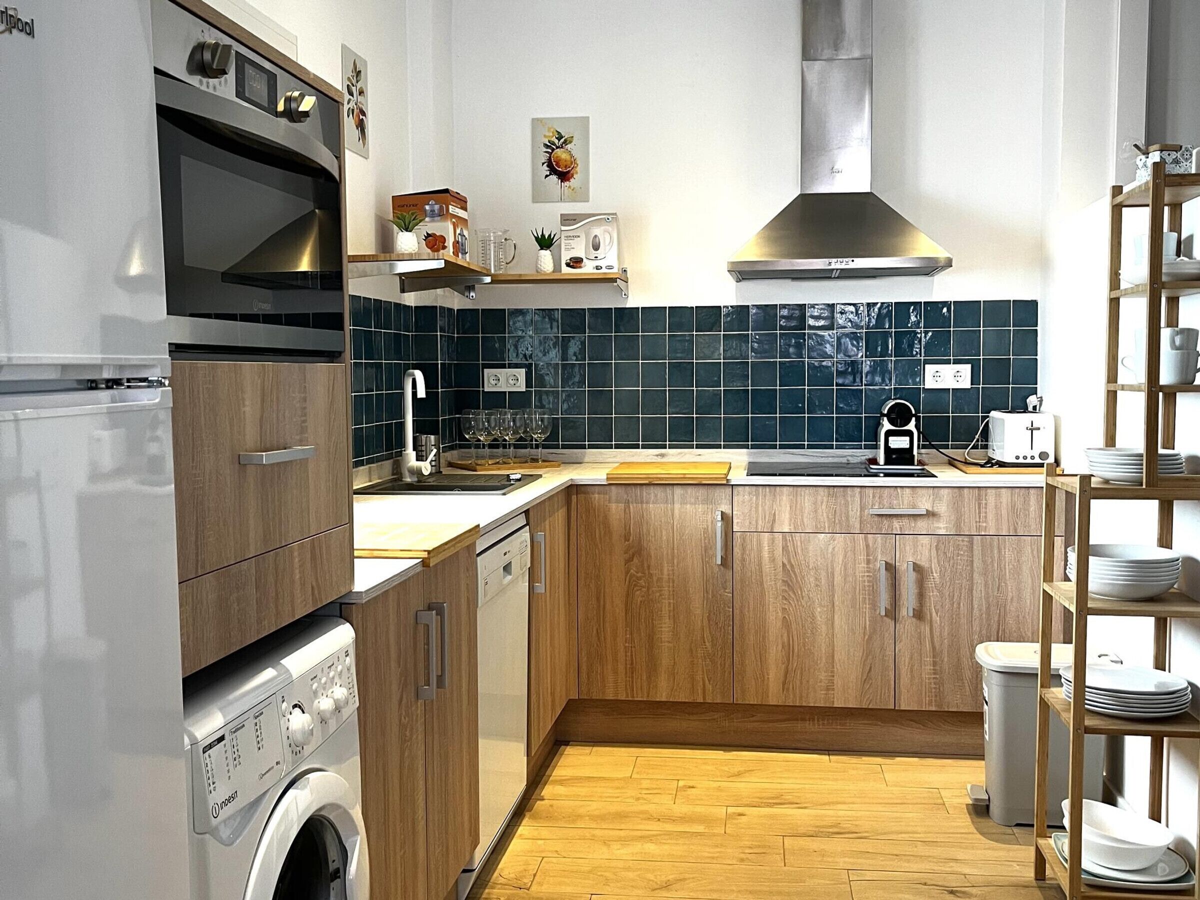 Een koelkast, een microgolfoven, een oven, een vaatwasser