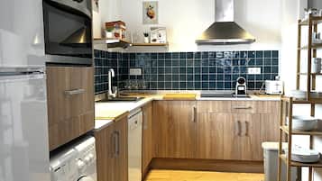 Een koelkast, een microgolfoven, een oven, een vaatwasser