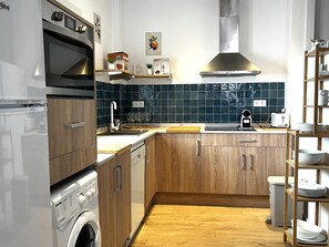 Jääkaappi, mikroaaltouuni, uuni, astianpesukone