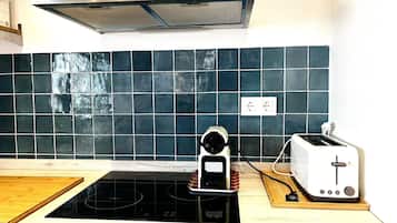 Een koelkast, een magnetron, een oven, een vaatwasser