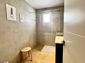 Hair dryer, towels - Spacious new home, 3 bedrooms, near center and beach, parking, WIFI, air conditioning (Málaga)