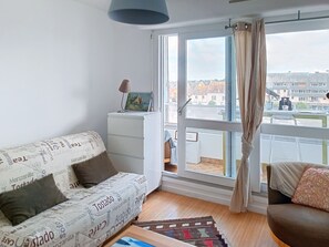 TV - Bright studio with port view, parking and wifi (Courseulles-sur-Mer)