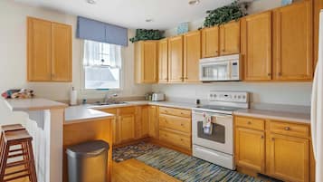 Townhome, Multiple Beds, Balcony (Bayside Destination Drive) | Private kitchen | Fridge, microwave, oven, stovetop