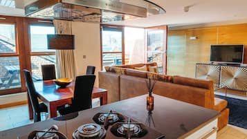 Penthouse, balcón, vista a la ciudad | Cocina privada | Refrigerador con congelador, microondas, horno y parrilla de estufa