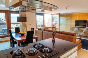 Refrigerador con freezer, microondas, horno, placa de cocina