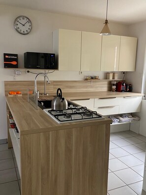 Refrigerador, microondas, horno, cafetera/tetera