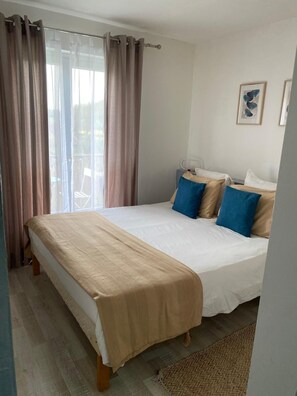 2 habitaciones, tabla de planchar con plancha y cuna de viaje