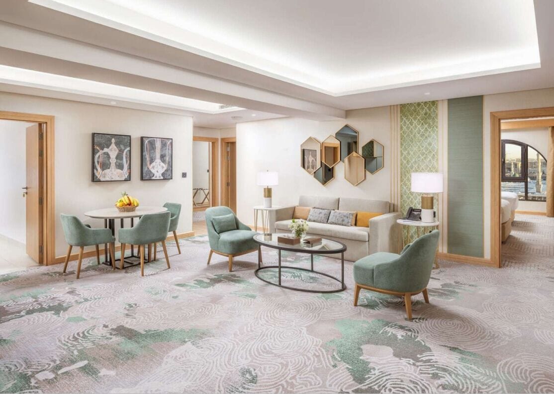 Zimmersafe, individuell eingerichtet, Schreibtisch