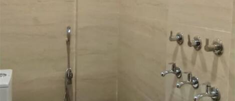 Regadera, toallas, jabón, papel de baño