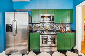 Een koelkast, een magnetron, een oven, een kookplaat