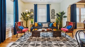 A living room with a sofa, two armchairs, a coffee table, and a patterned rug. - Happy Shack Ybor City-Historic District-Steps to 7th Ave (Tampa)