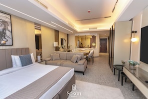 Royal Room | Living area | 50-inch Smart TV with satellite channels, fireplace, Netflix