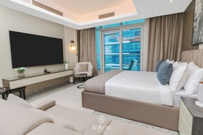 Rom – royal | Oppholdsområde | En 50-tommers smart-TV med Parabol-TV samt peis og Netflix