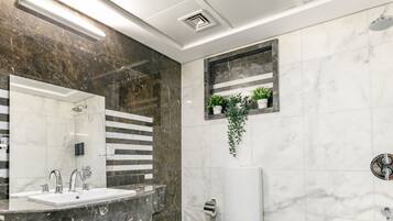 Superior Tek Büyük Yataklı Oda, Nehir Manzaralı | Banyo | Geniş duş başlığı, ücretsiz banyo/kozmetik ürünleri