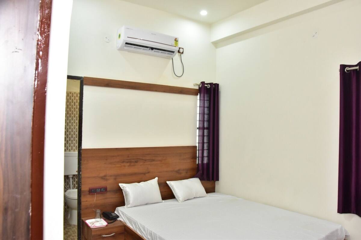 Habitación Deluxe doble, vistas a la ciudad | Caja fuerte, escritorio, espacio para trabajar con un portátil