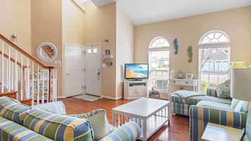 Townhome, Berbilang Katil, Patio, Garden View (Bayview Landing #1) | Ruang tamu | 42 inci televisyen skrin rata dengan digital