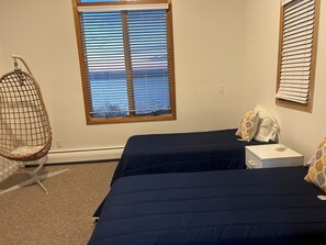 3 dormitorios, escritorio, tabla de planchar con plancha y cuna de viaje