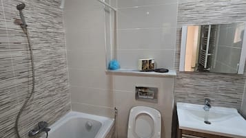 Secadora de cabello, bidet, toallas, jabón