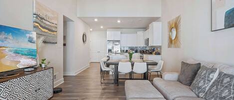 Maison en rangée, Plusieurs lits, patio, vue sur le jardin (Milos Haven) | Aire de séjour | Téléviseur à écran plat de 42 po avec télévision numérique