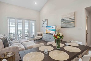 Resortwoning, meerdere bedden, patio, uitzicht op tuin (Milos Haven) | Woonruimte | Een 42-inch flatscreentelevisie met digitale zenders