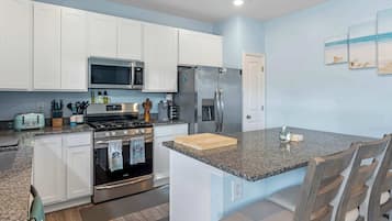 House, Multiple Beds, Patio, Garden View (Schooner Landing 2) | Private kitchen | Fridge, microwave, oven, stovetop