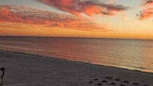 Ein Strand bei Sonnenuntergang.